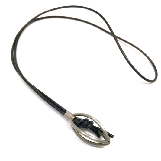 Eleganter Navette-Anhänger aus 925 Silber an schwarzem Lederband