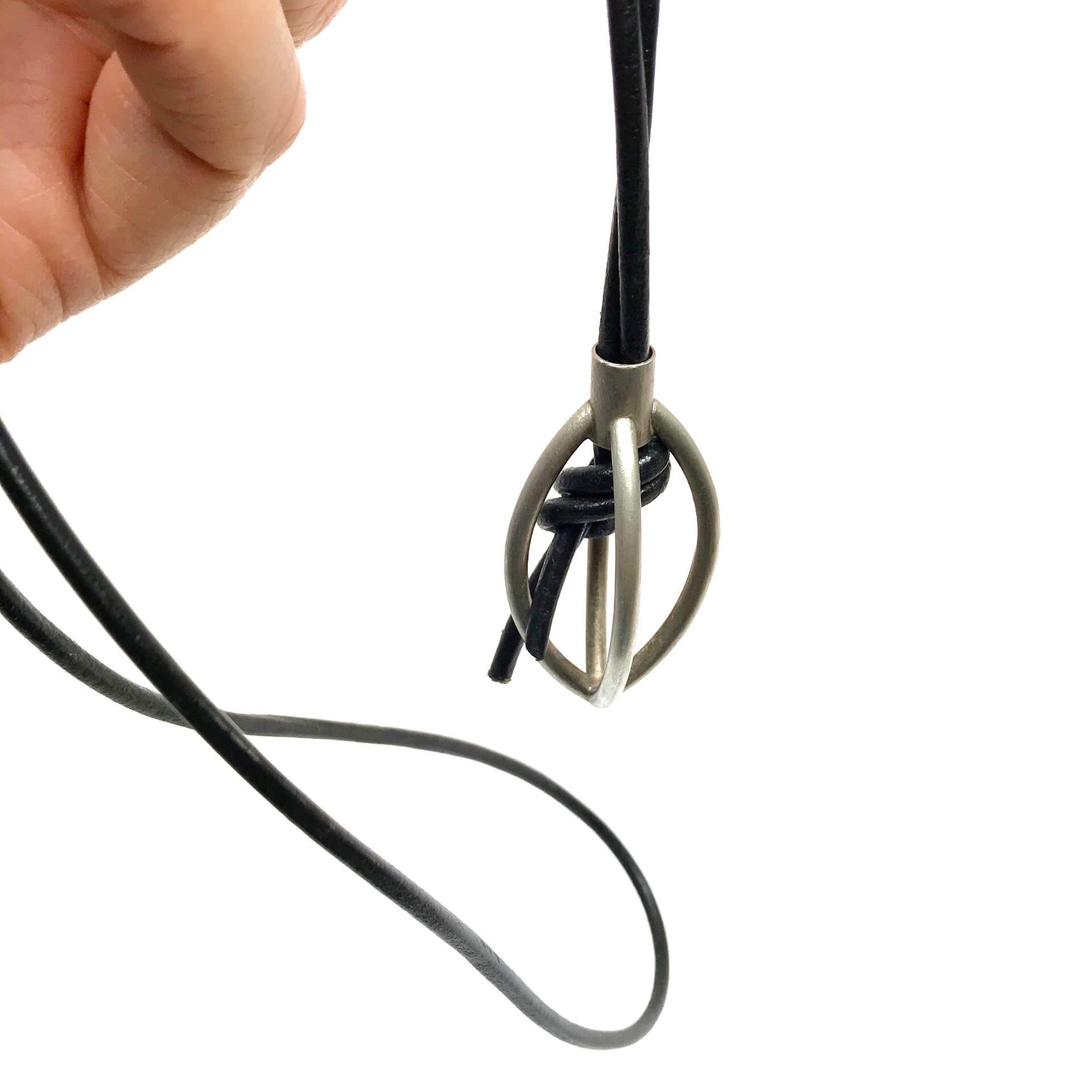 Edler Silberanhänger in Navette-Form mit hochwertigem Lederband