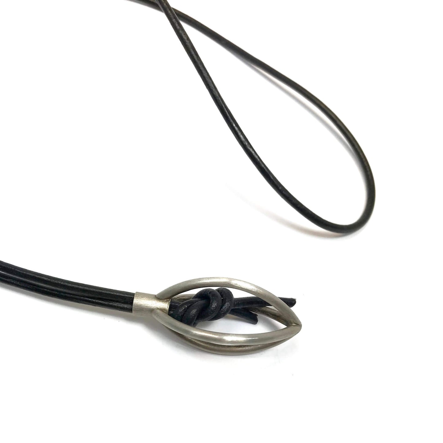 Handgefertigter Navette-Anhänger aus Sterling Silber mit Lederband