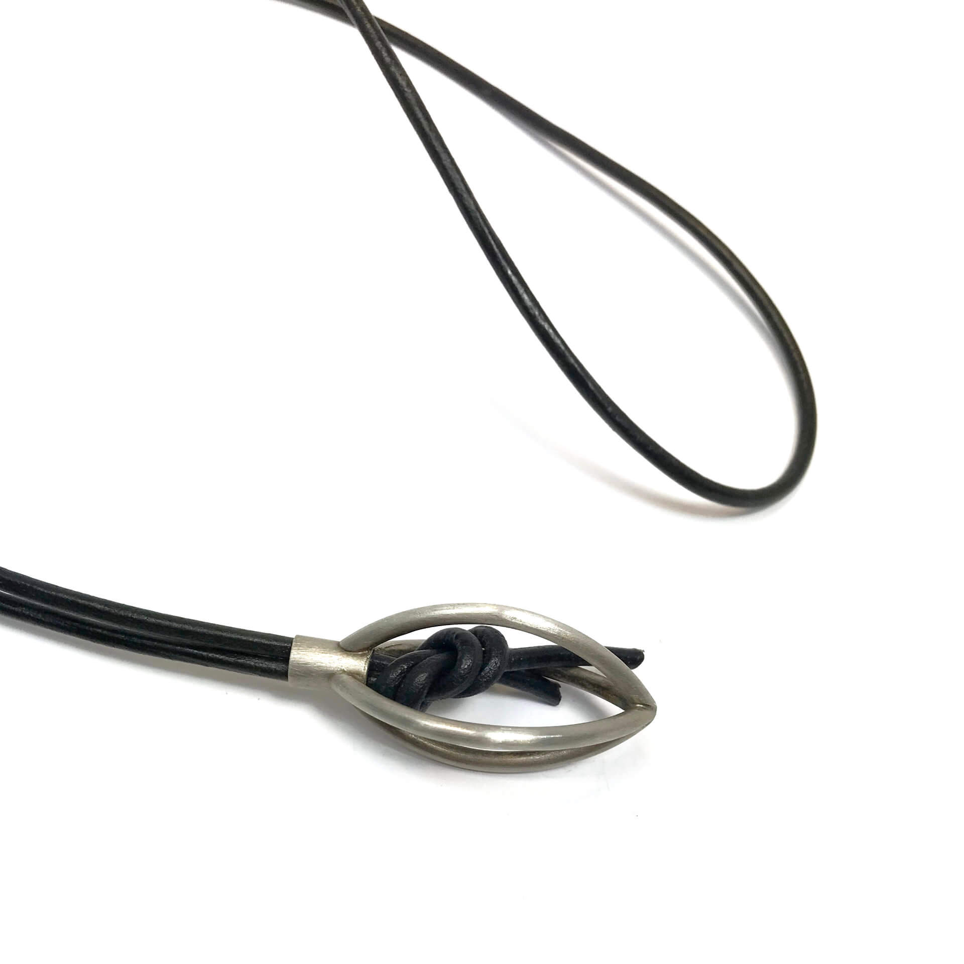 Handgefertigter Navette-Anhänger aus Sterling Silber mit Lederband