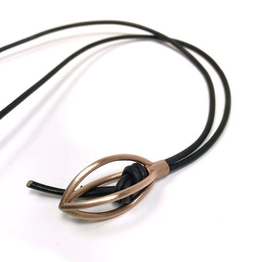 Eleganter Navette-Anhänger aus 925 Silber, rotvergoldet, mit Lederband