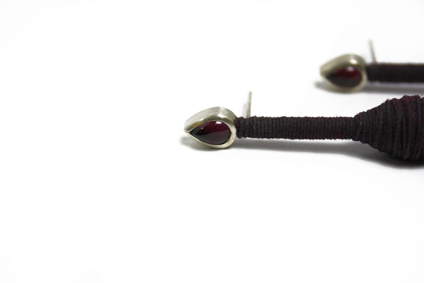 Textil Ohrstecker mit rotem Turmalintropfen 925er Silber Garn Kunstharz bordeaux