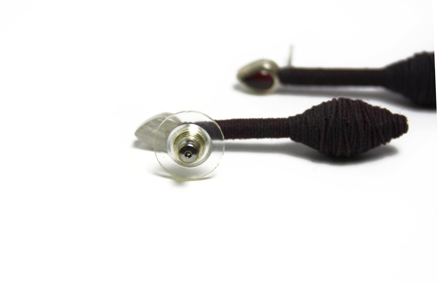Textil Ohrstecker mit rotem Turmalintropfen 925er Silber Garn Kunstharz bordeaux