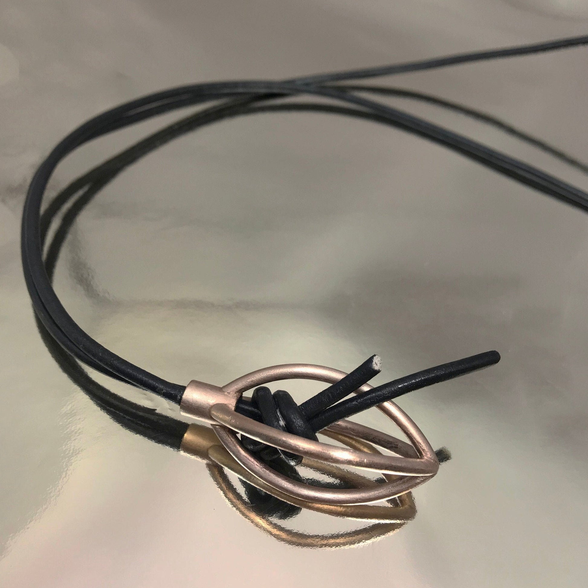 Feiner rotvergoldeter Navette-Anhänger aus Sterling Silber mit Lederband