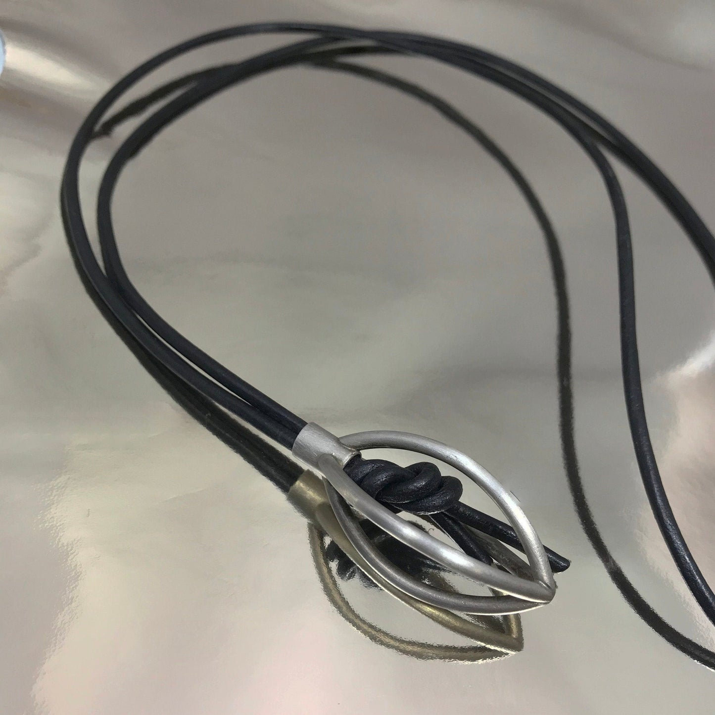 Hochwertiger Navette-Anhänger aus 925 Sterling Silber mit Lederband
