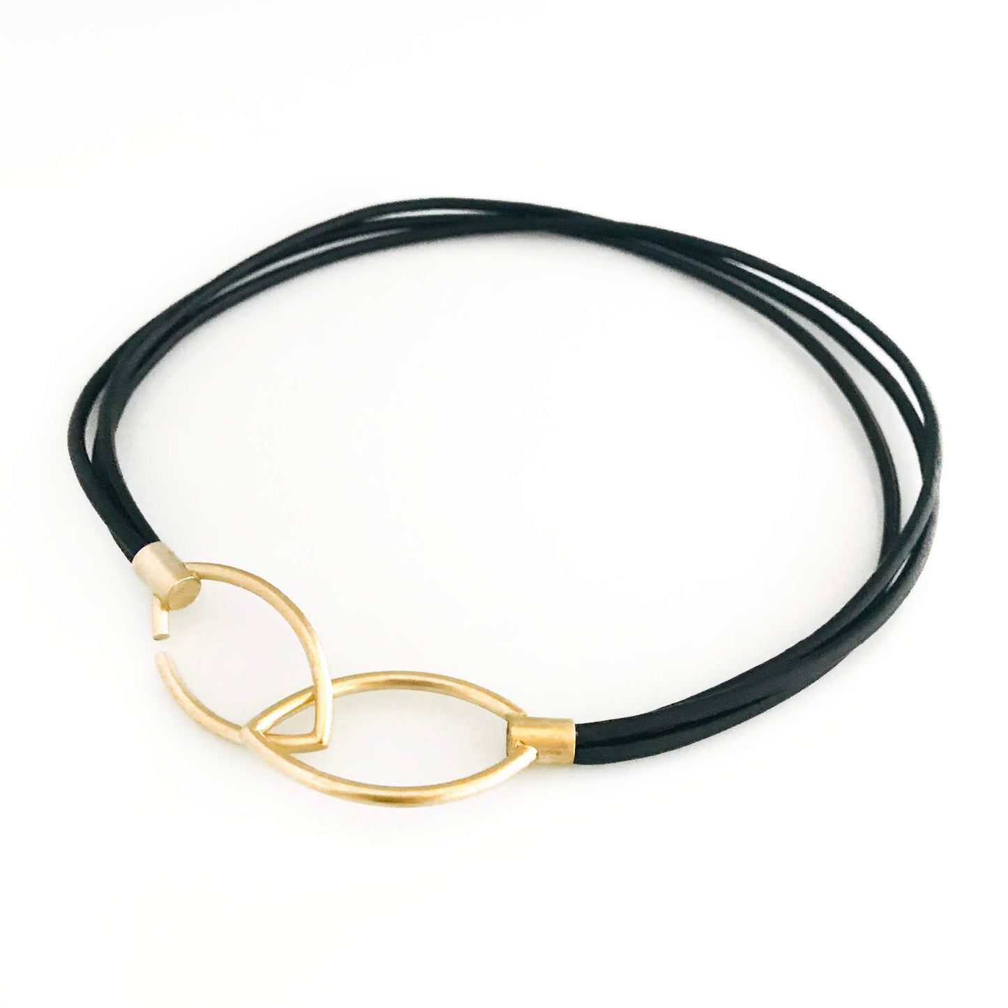 Black leather straps with gold-plated 925 silver clasp in three lengths