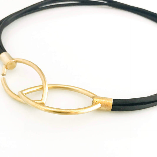 Black leather straps with gold-plated 925 silver clasp in three lengths