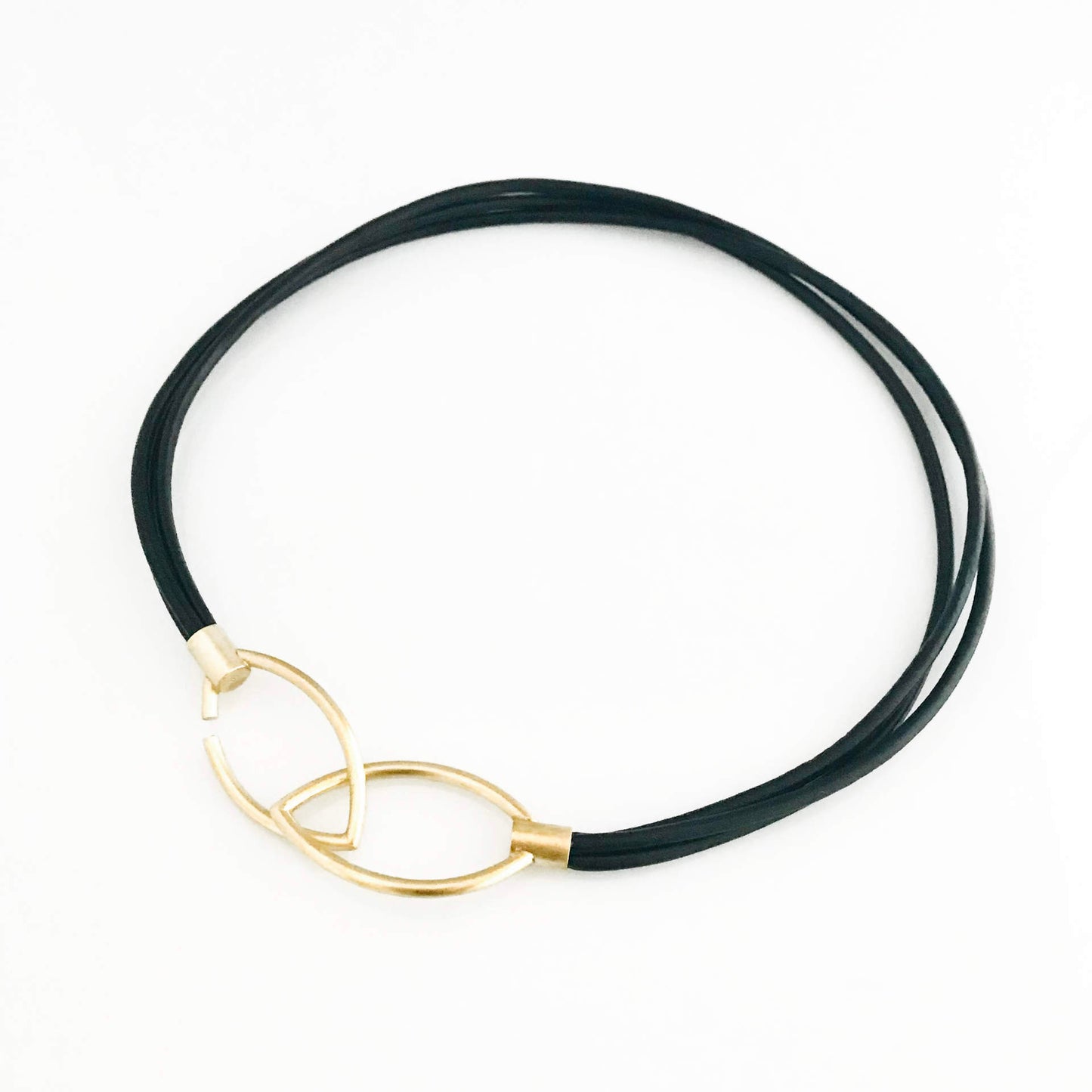 Black leather straps with gold-plated 925 silver clasp in three lengths