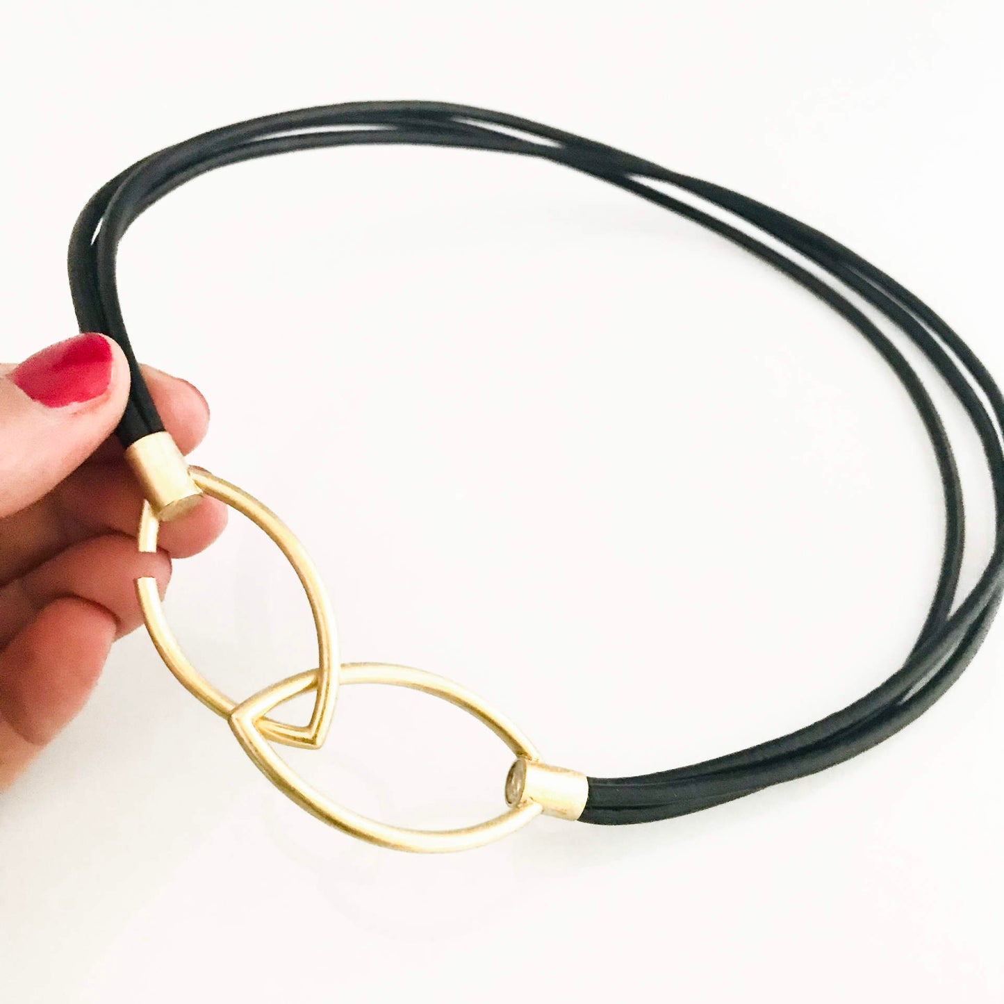 Black leather straps with gold-plated 925 silver clasp in three lengths