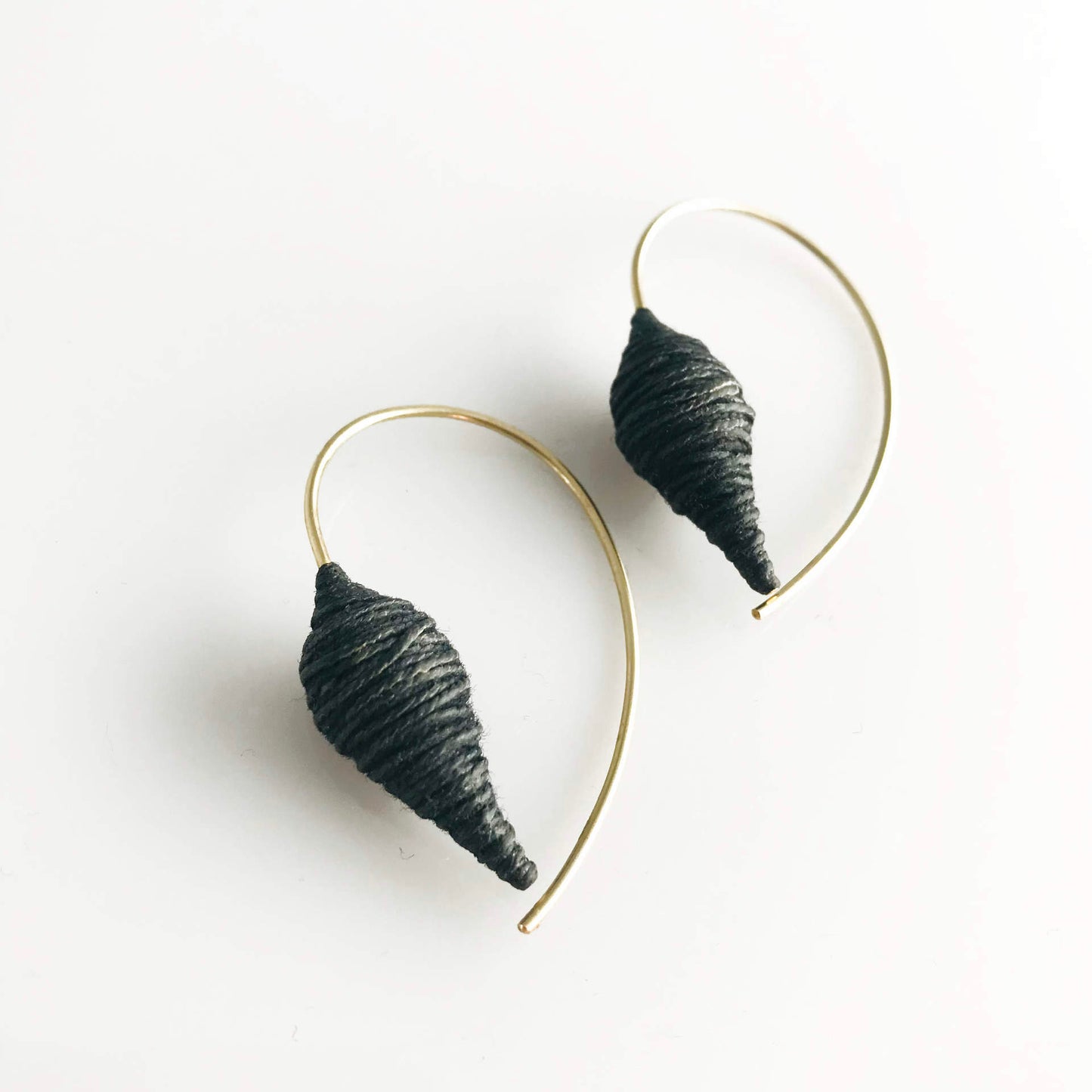 Textile earrings 585 gold hoops wrapped with yarn and synthetic resin anthracite