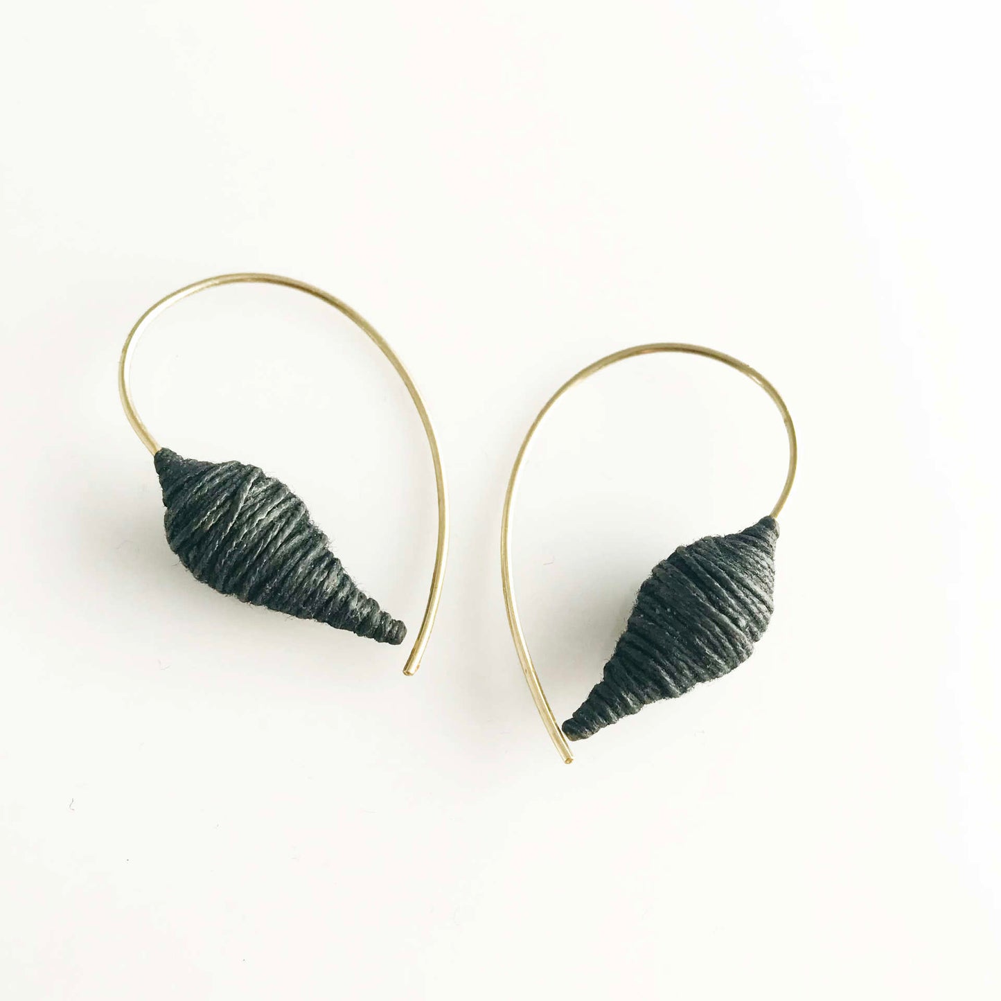Textile earrings 585 gold hoops wrapped with yarn and synthetic resin anthracite