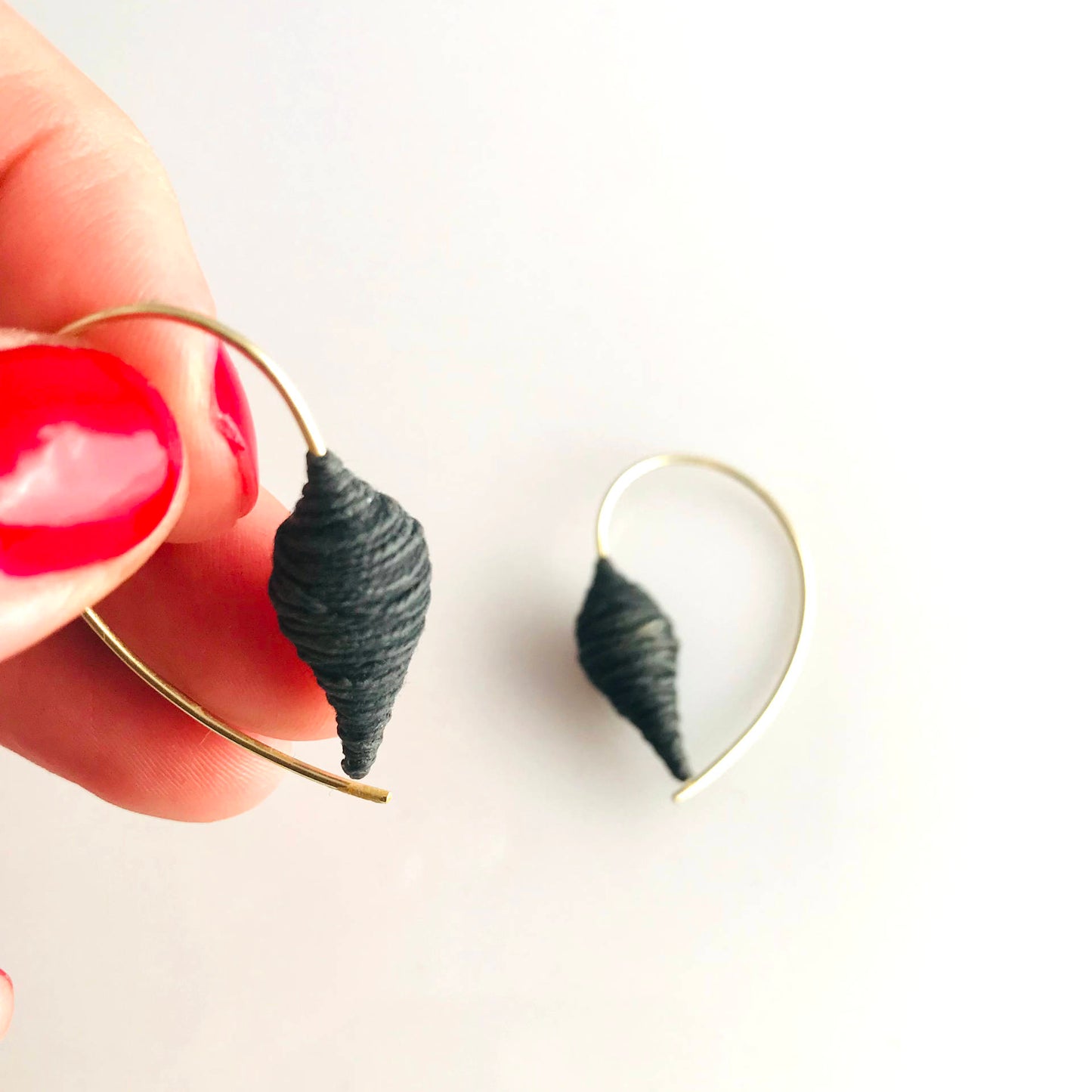 Textile earrings 585 gold hoops wrapped with yarn and synthetic resin anthracite